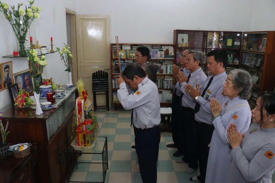 Thắp hương tưởng niệm huynh trưởng Võ Đình Cường - Ảnh: Ban TTTT GĐPT TP.HCM Thắp hương tưởng niệm huynh trưởng Võ Đình Cường - Ảnh: Ban TTTT GĐPT TP.HCM