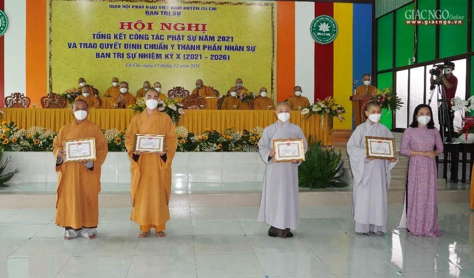 Bà Võ Thị Kiều Tiên, Chủ tịch UBMTTQVN huyện Củ Chi trao giấy khen của Mặt trận huyện Bà Võ Thị Kiều Tiên, Chủ tịch UBMTTQVN huyện Củ Chi trao giấy khen của Mặt trận huyện