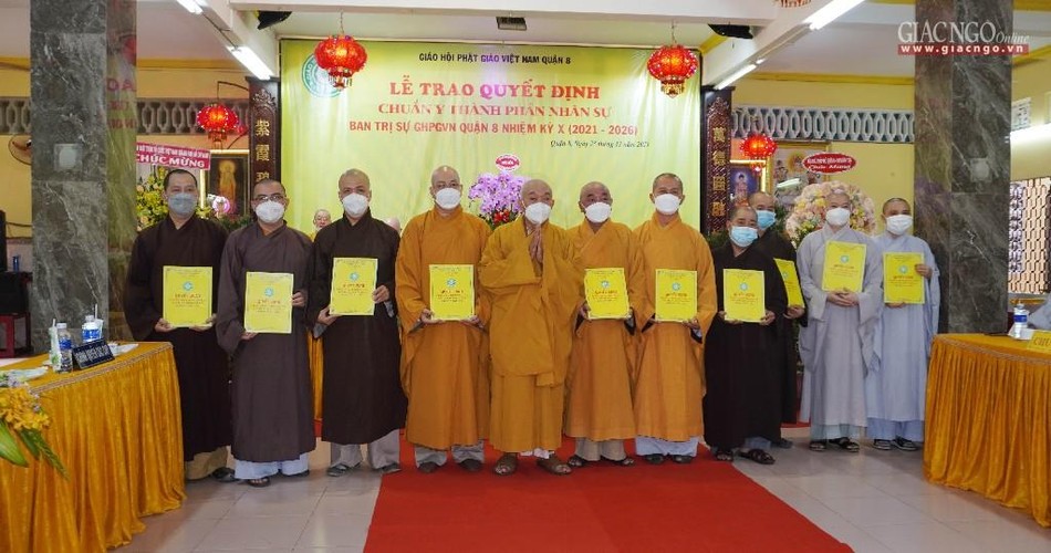 Trao quyết định đến các vị Thường trực Trao quyết định đến các vị Thường trực