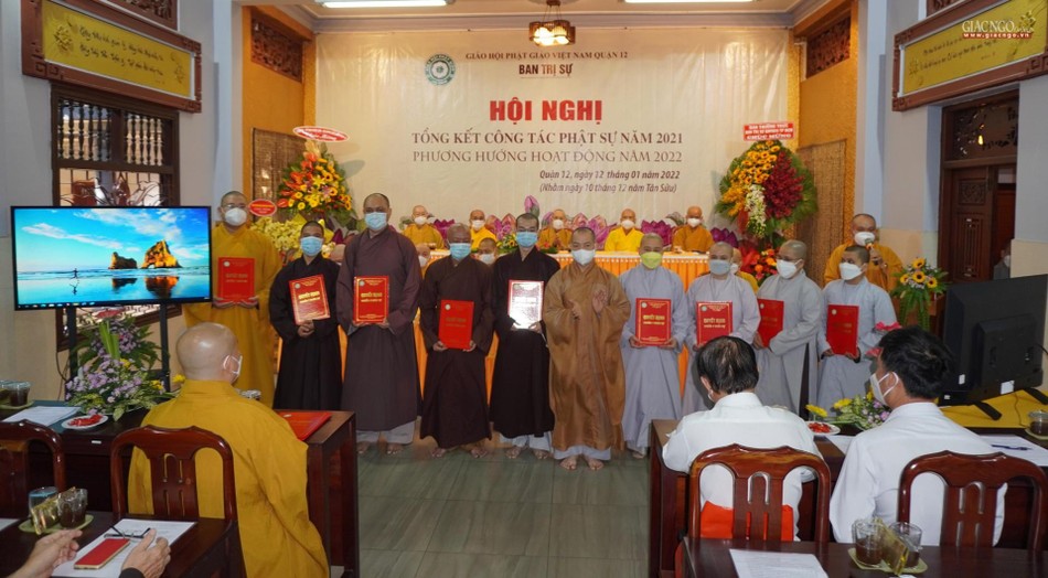 Thượng tọa Thích Quang Thạnh, Phó Thư ký kiêm Chánh Văn phòng Ban Trị sự GHPGVN TP.HCM trao quyết định đến các vị ủy viên Ban Trị sự GHPGVN quận 12 Thượng tọa Thích Quang Thạnh, Phó Thư ký kiêm Chánh Văn phòng Ban Trị sự GHPGVN TP.HCM trao quyết định đến các vị ủy viên Ban Trị sự GHPGVN quận 12