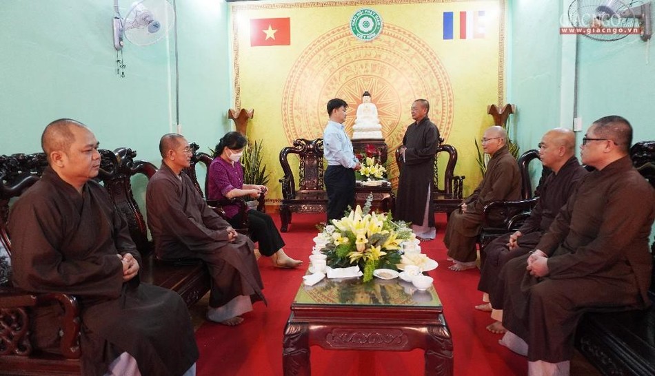 Thượng tọa Thích An Thường, Trưởng ban Trị sự GHPGVN huyện Củ Chi cảm ơn đoàn Ban Tôn giáo TP đã đến thăm, chúc mừng Xuân Nhâm Dần