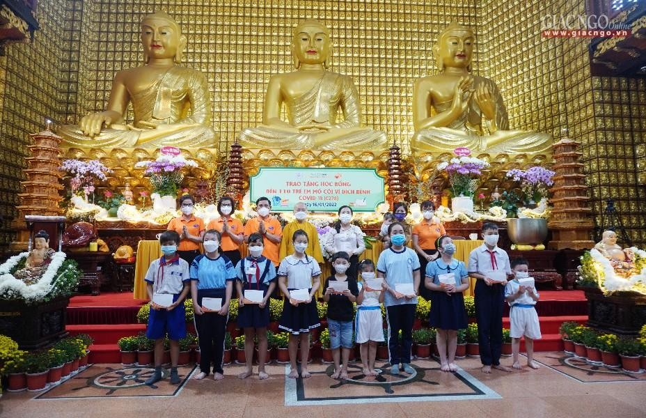 Thượng tọa Thích Nhật Từ cùng địa diện chính quyền, quỹ Đạo Phật ngày nay trao suất học bổng Thượng tọa Thích Nhật Từ cùng địa diện chính quyền, quỹ Đạo Phật ngày nay trao suất học bổng