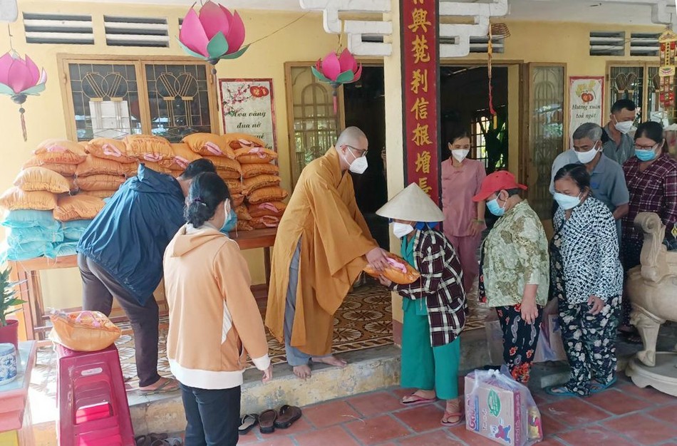 Đại đức Thích An Định, trụ trì chùa Phước Lâm, cùng mạnh thường quân tặng quà đến người dân - Ảnh: AĐ