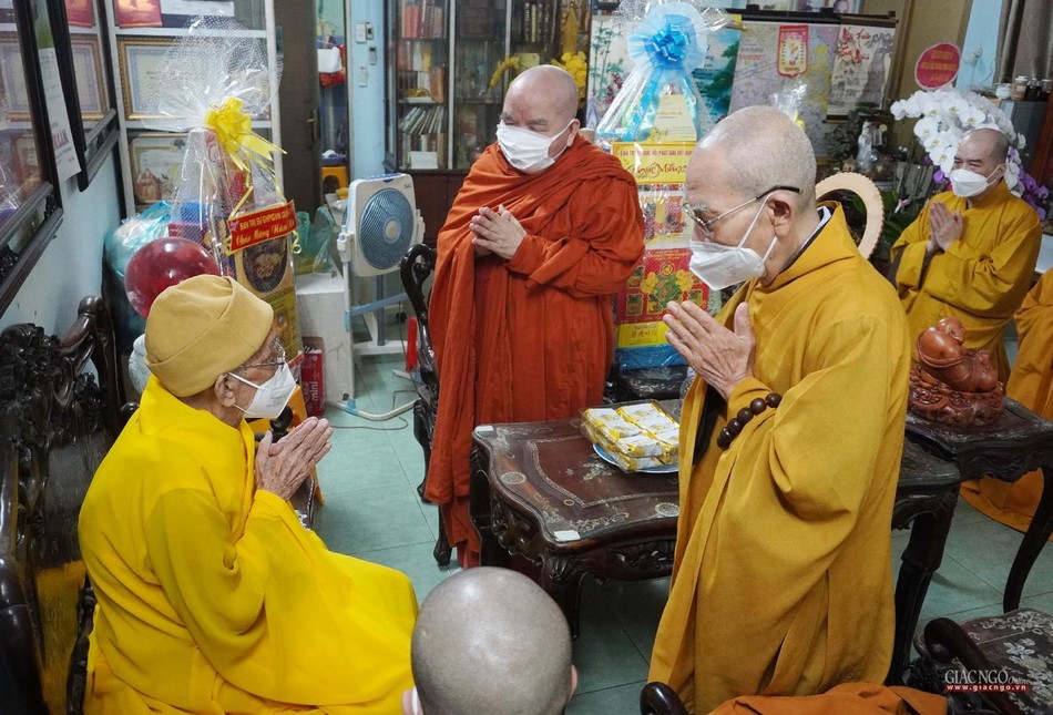 Đảnh lễ, khánh tuế đến Hòa thượng Thích Hiển Tu tại chùa Xá Lợi