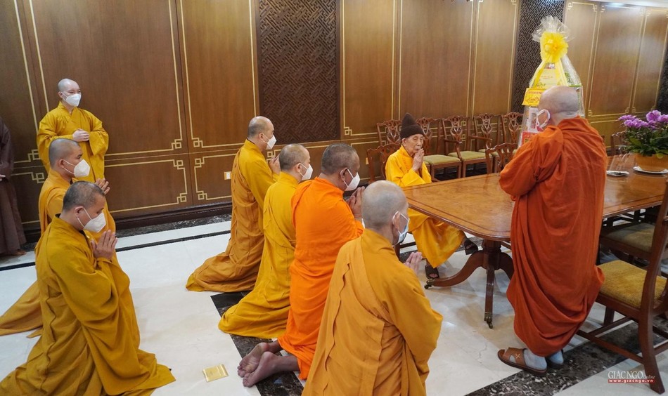 Hòa thượng Thích Thiện Tâm đại diện đoàn dâng lời chúc mừng Xuân Nhâm Dần đến Hòa thượng Phó Pháp Chủ Hội đồng Chứng minh