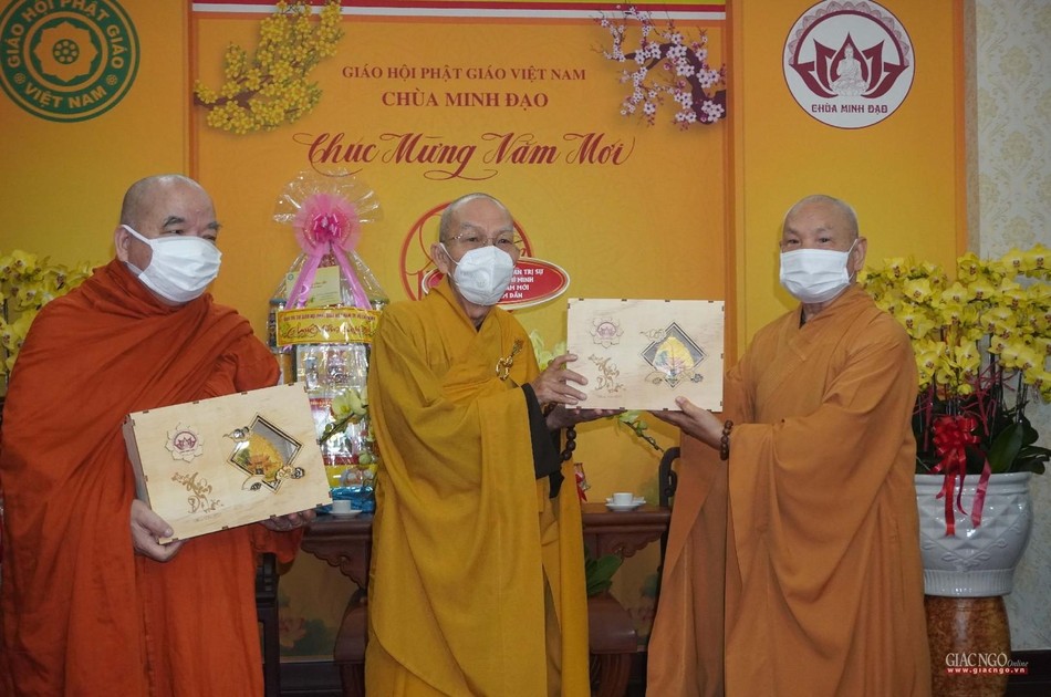 Hòa thượng Thích Thiện Nhơn tặng quà đến đoàn