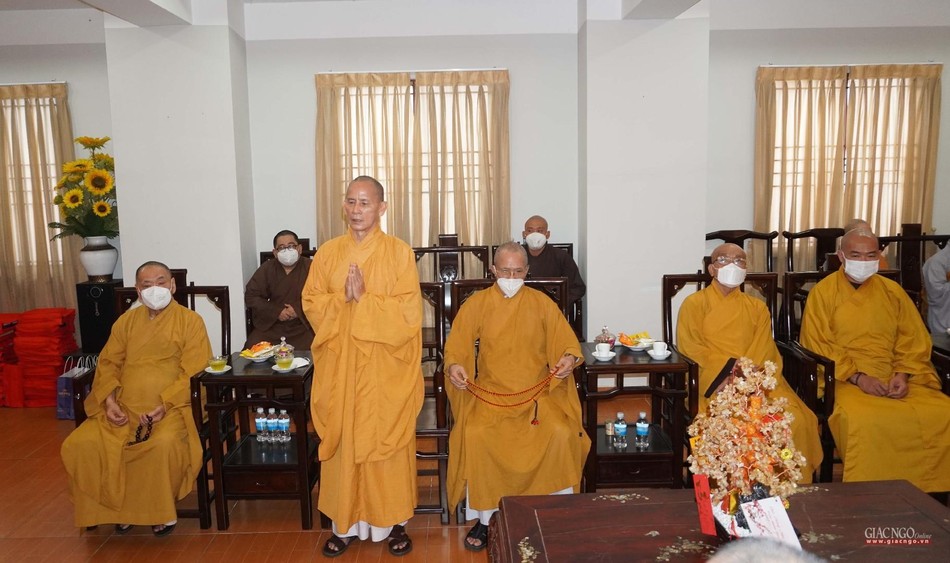 Hòa thượng Thích Thiện Thống đại diện chư tôn đức phát biểu tại buổi thăm chúc Tết của Ban Thường trực Ban Trị sự GHPGVN TP.HCM