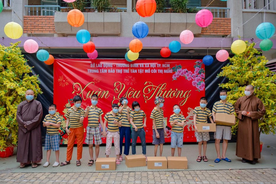 Tặng quà tại Trung tâm bảo trợ trẻ tàn tật mồ côi Thị Nghè Tặng quà tại Trung tâm bảo trợ trẻ tàn tật mồ côi Thị Nghè