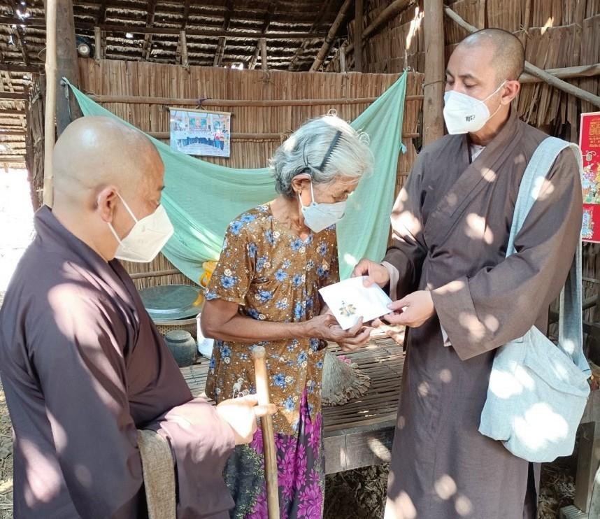 Tặng quà đến bà con tại Trà Vinh - Ảnh: TL Tặng quà đến bà con tại Trà Vinh - Ảnh: TL