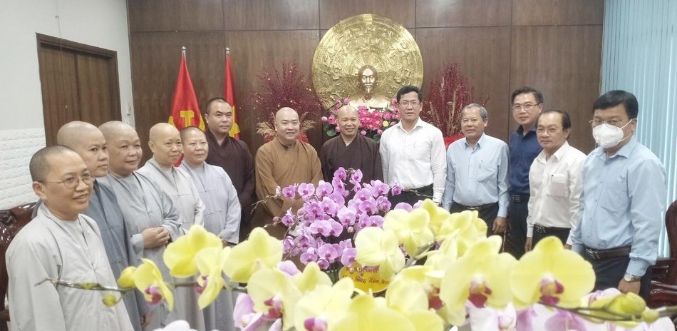 Đoàn Phật giáo quận 12 chúc mừng năm mới đến các cơ quan quận 12
