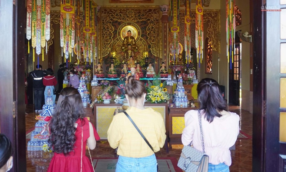 Các bạn trẻ lễ Phật tại chánh điện Các bạn trẻ lễ Phật tại chánh điện
