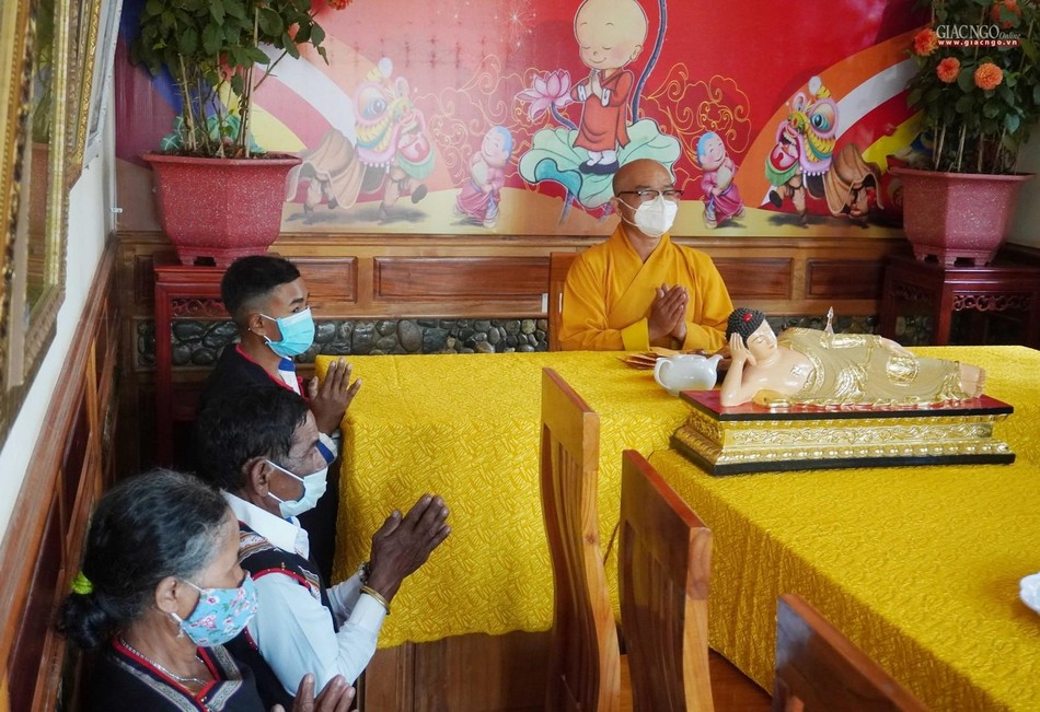 Thầy trụ trì chùa Quảng Trạch chúc mừng năm mới sức khỏe đến Phật tử Thầy trụ trì chùa Quảng Trạch chúc mừng năm mới sức khỏe đến Phật tử
