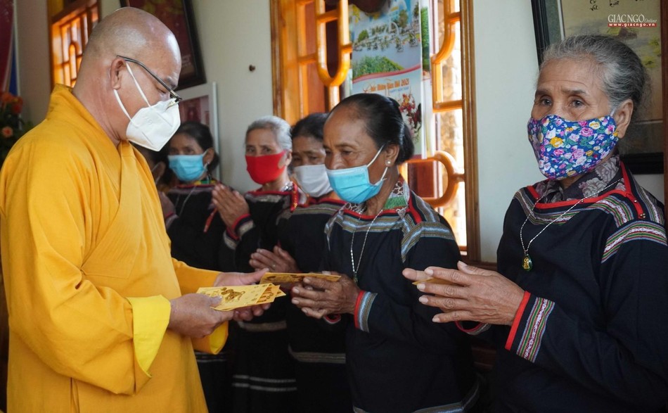 Đại đức Thích Nhuận Độ mừng tuổi đến Phật tử đồng bào Đại đức Thích Nhuận Độ mừng tuổi đến Phật tử đồng bào