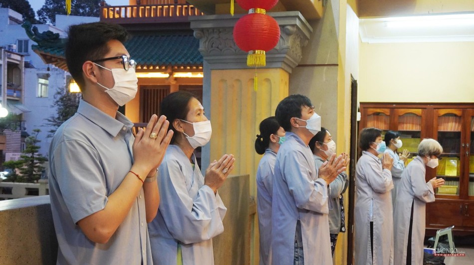 Phật tử tham dự khóa lễ Phật tử tham dự khóa lễ