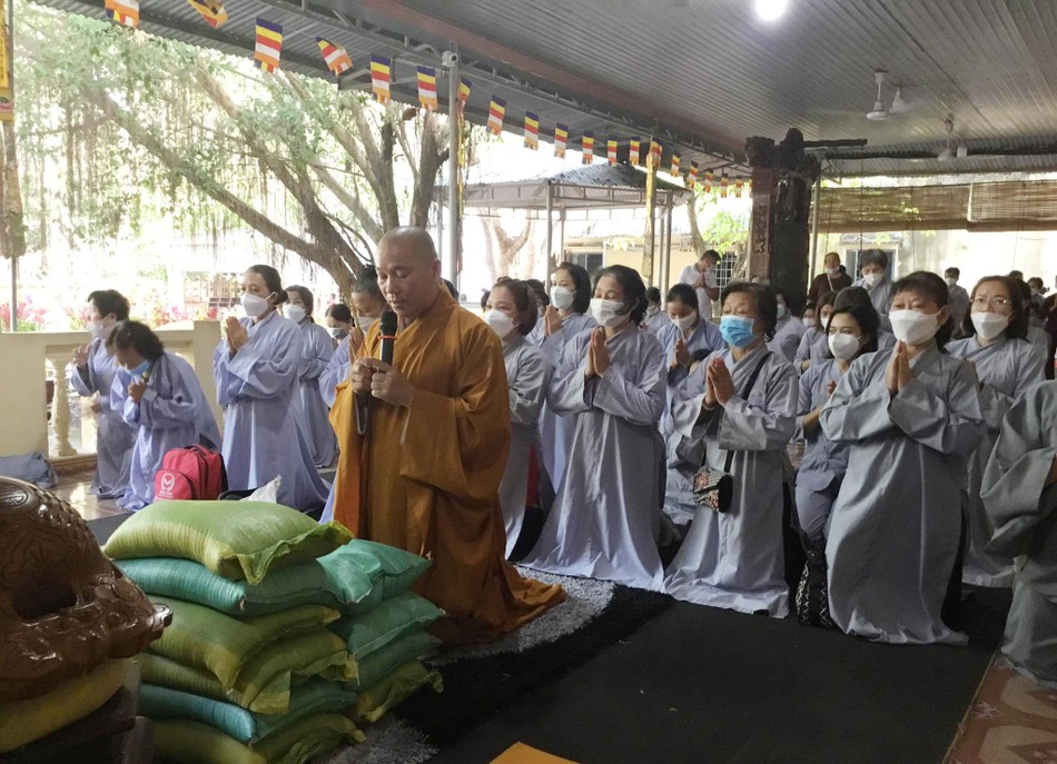 Cúng dường và tặng quà tại Mái ấm Tình thương An Lạc (huyện Long Thành, tỉnh Đồng Nai)