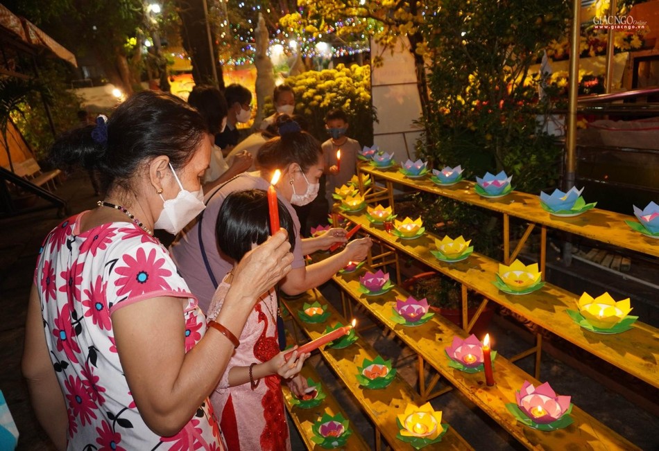 Thắp đèn hoa đăng Thắp đèn hoa đăng