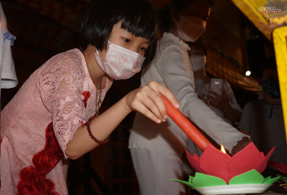 Các em nhỏ được hướng dẫn thắp đèn cầu bình an Các em nhỏ được hướng dẫn thắp đèn cầu bình an