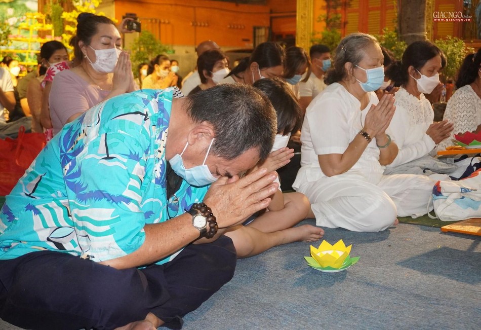 Thành tâm đảnh lễ Tam bảo Thành tâm đảnh lễ Tam bảo