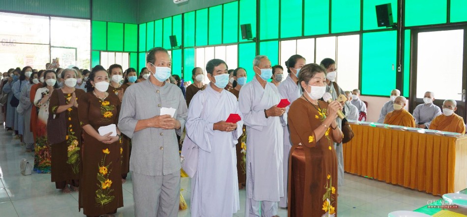 Phật tử tác bạch cúng dường đầu năm đến chư tôn đức