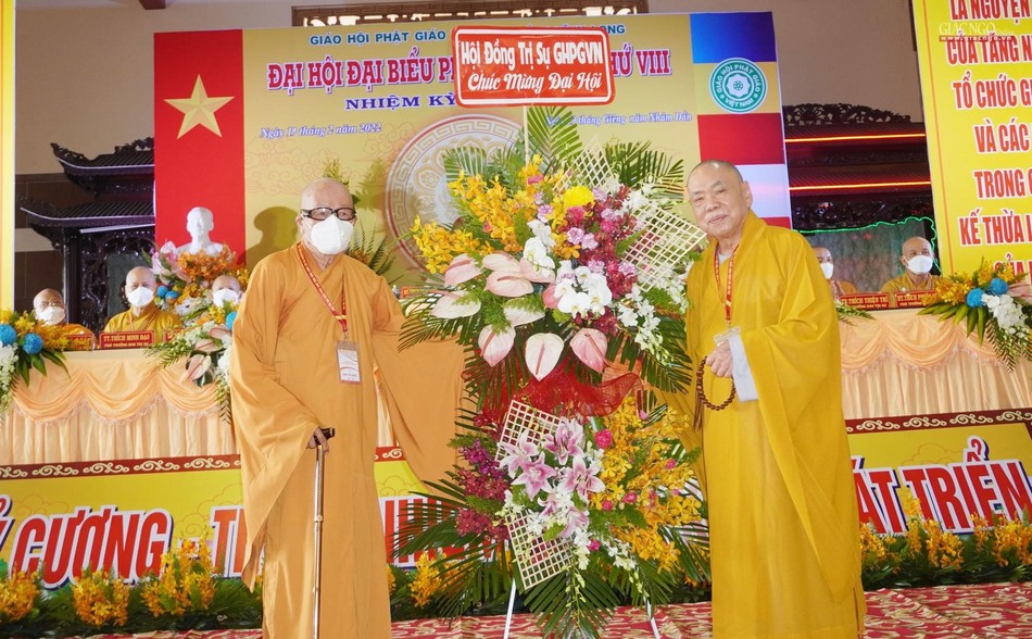 Hòa thượng Thích Thiện Pháp trao lẵng hoa chúc mừng đến Phật giáo tỉnh Vĩnh Long, Hòa thượng Thích Như Tước tiếp nhận