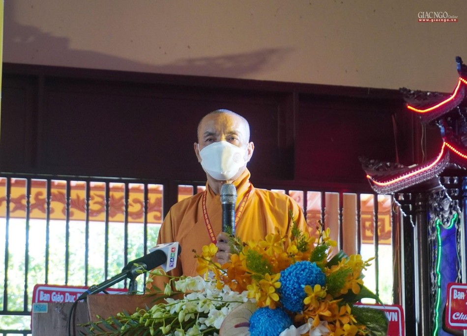 Thượng tọa Thích Thiện Trí, Phó ban Trị sự GHPGVN tỉnh Vĩnh Long thay mặt Ban Trị sự nhiệm kỳ 2017-2022 tuyên bố mãn nhiêm