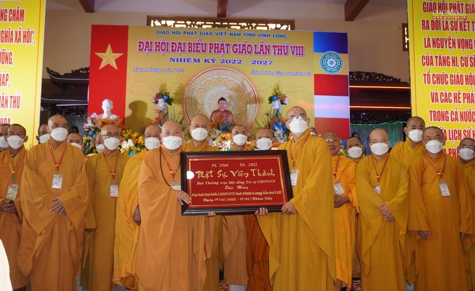 Hòa thượng Thích Thiện Nhơn trao khánh vàng chúc mừng đến tân Ban Trị sự GHPGVN tỉnh Vĩnh Long