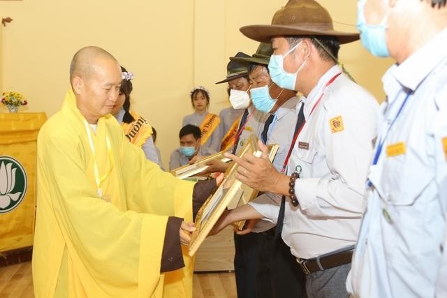Thượng tọa Thích Chiếu Hiền, Trưởng ban Hướng dẫn Phật tử tỉnh trao bằng Tuyên dương công đức ghi nhận những đóng góp trong nhiệm kỳ của các cá nhân và tập thể Gia đình Phật tử Bà Rịa Vũng Tàu Thượng tọa Thích Chiếu Hiền, Trưởng ban Hướng dẫn Phật tử tỉnh trao bằng Tuyên dương công đức ghi nhận những đóng góp trong nhiệm kỳ của các cá nhân và tập thể Gia đình Phật tử Bà Rịa Vũng Tàu