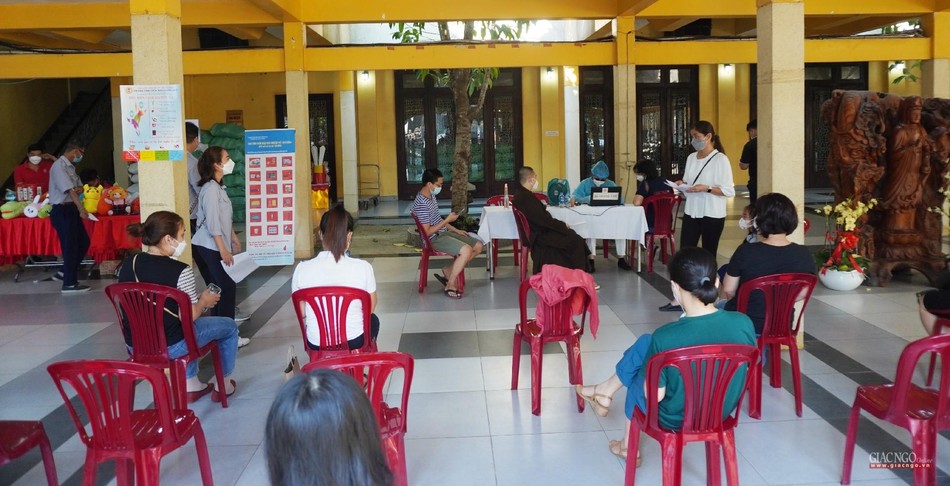 Phật tử ngồi đợi khám sức khỏe Phật tử ngồi đợi khám sức khỏe