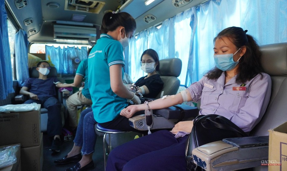 Chị Ngọc Hiển từ quận Tân Bình qua chùa Vĩnh Nghiêm hiến máu Chị Ngọc Hiển từ quận Tân Bình qua chùa Vĩnh Nghiêm hiến máu