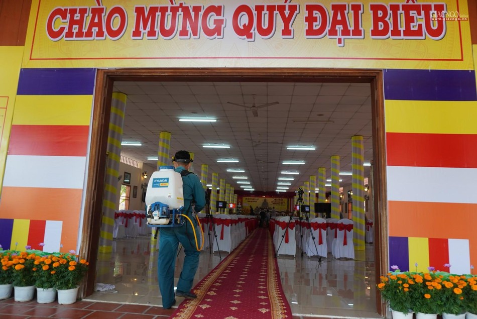 Phun khử khuẩn hội trường Phun khử khuẩn hội trường