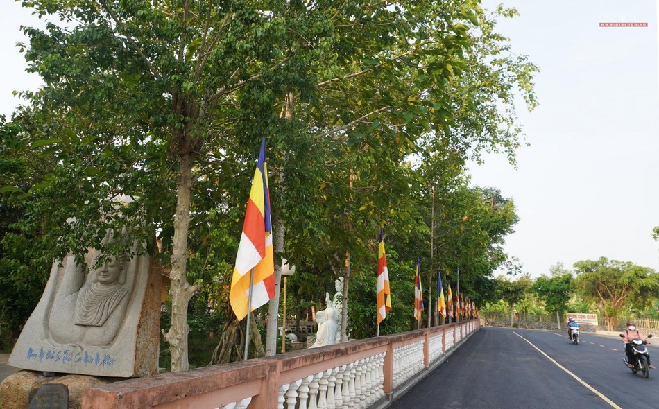 Cờ Phật giáo được treo xung quanh chùa Cờ Phật giáo được treo xung quanh chùa