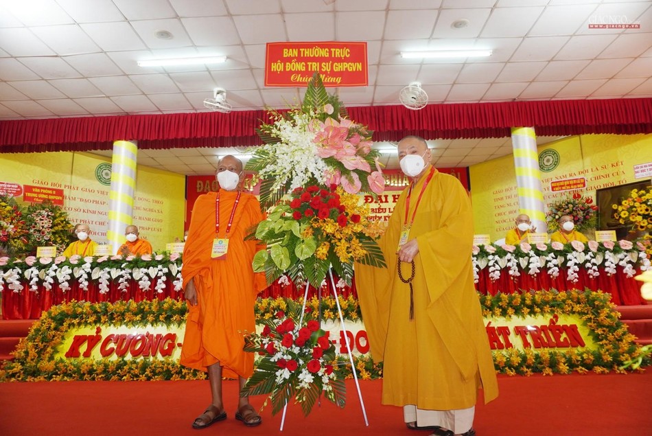 Hòa thượng Thích Thiện Pháp trao lẵng hoa chúc mừng đến Hòa thượng Đào Như