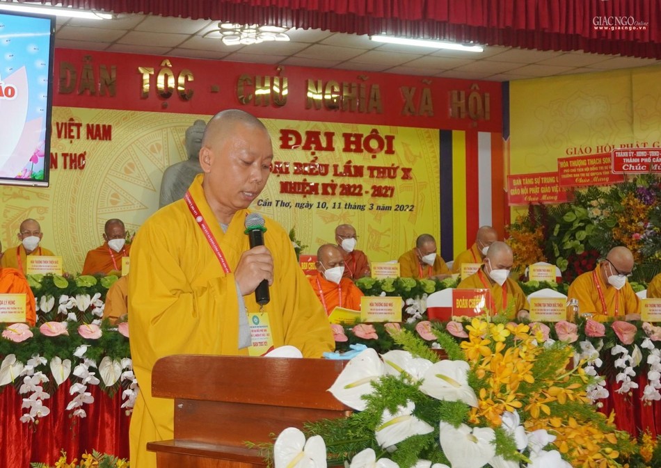 Đại đức Thích Thiện Hữu đọc báo cáo Phật sự nhiệm kỳ 2017-2022