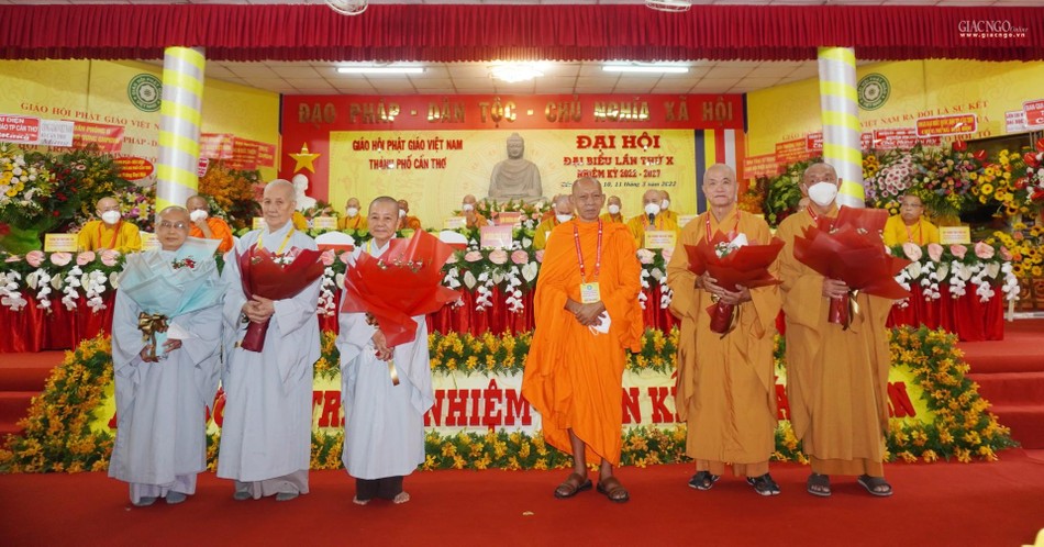 Hòa thượng Đào Như tặng hoa đến chư tôn đức không tham gia Ban Trị sự nhiệm kỳ X