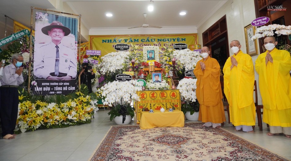 Chư tôn đức chùa Hải Quang chứng minh trong đêm tưởng niệm