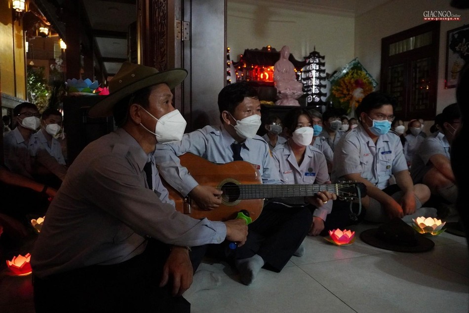 Cùng nhau hát lại một số bài hát sinh hoạt trong đêm tưởng niệm