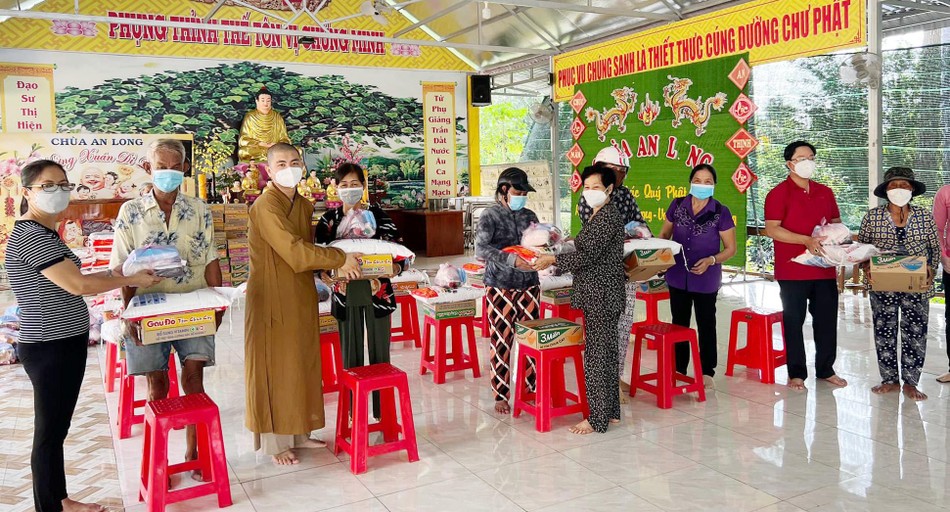 Đại đức Thích Trí Thanh cùng mạnh thường quân trao quà đến bà con - Ảnh: Minh Quân Đại đức Thích Trí Thanh cùng mạnh thường quân trao quà đến bà con - Ảnh: Minh Quân