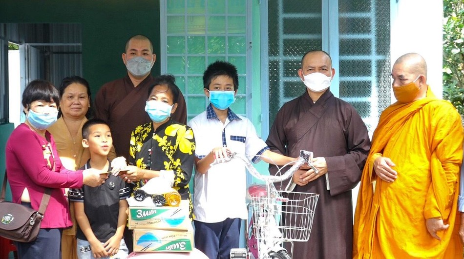 Trao tặng thêm tịnh tài, một xe đạp và một số nhu yếu phẩm hỗ trợ gia đình chị Kim Anh