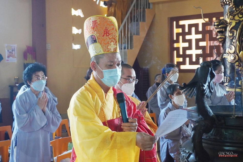 Đại đức Thích Minh Duyên thực hiện nghi thức khai đàn Đại đức Thích Minh Duyên thực hiện nghi thức khai đàn