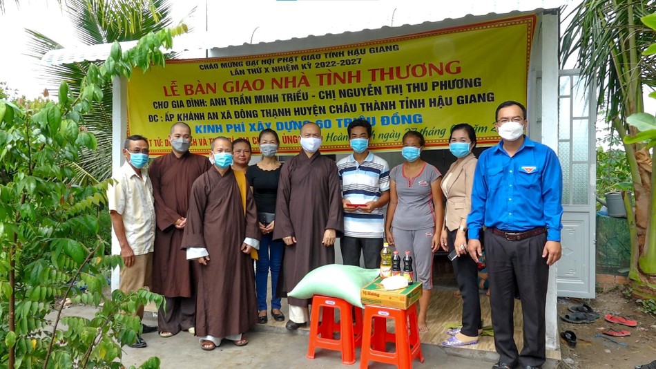 Chư tôn đức Phật giáo tỉnh Hậu Giang trao nhà tình thương và tặng quà đến gia đình anh Trần Minh Triều - Ảnh: Phương Đại