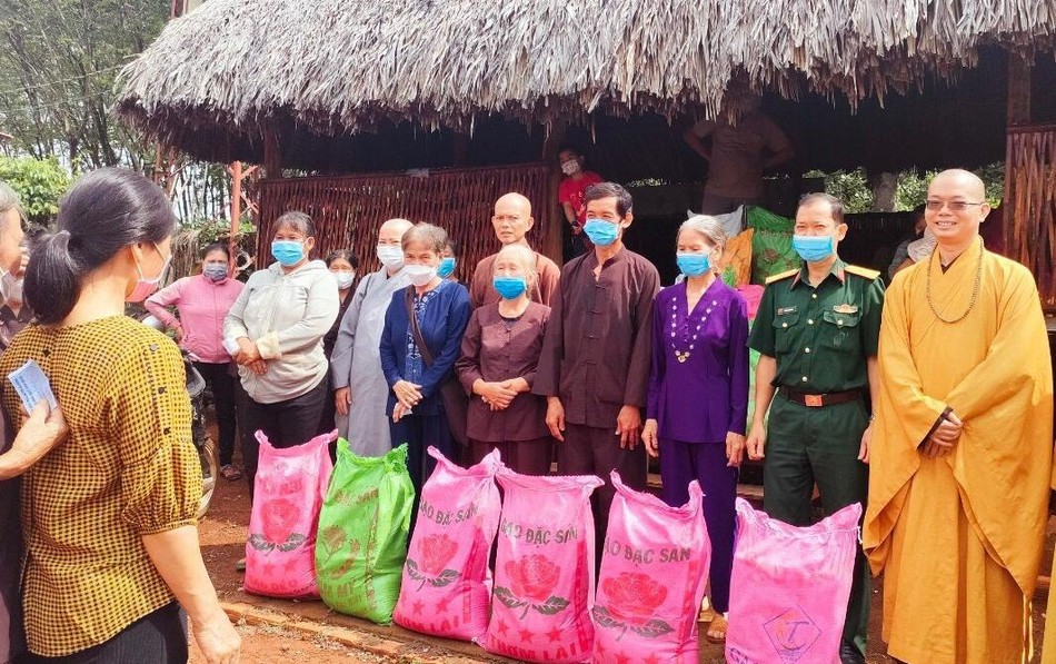 Tặng 150 phần quà đến người dân tại chùa Thanh Phước A Lan Nhã (xã Phước Sơn) - Ảnh: PGHBĐ Tặng 150 phần quà đến người dân tại chùa Thanh Phước A Lan Nhã (xã Phước Sơn) - Ảnh: PGHBĐ