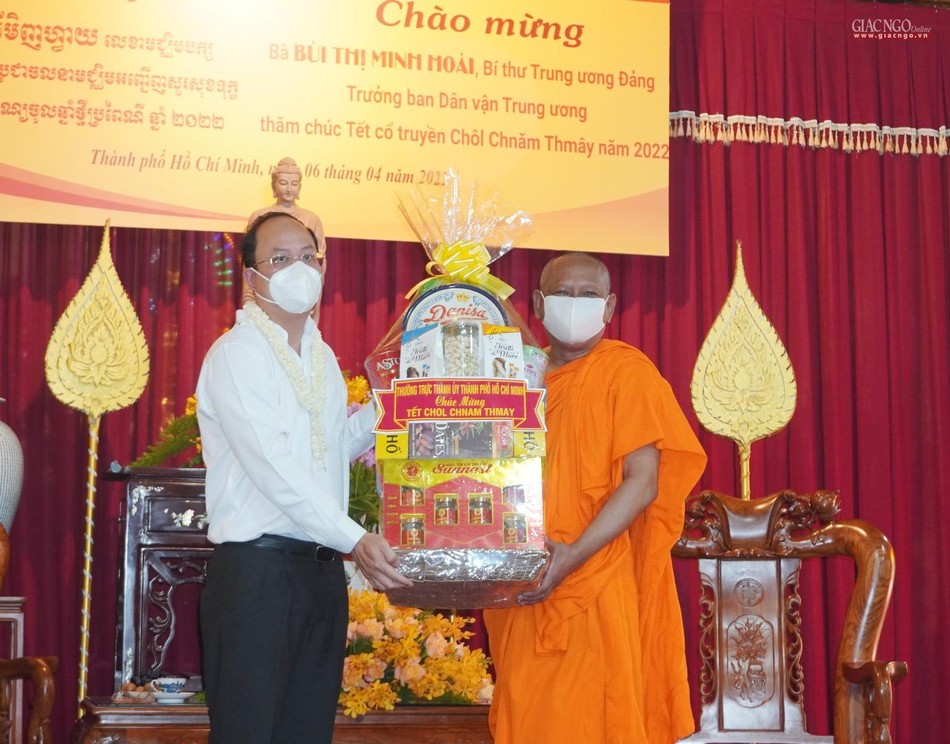 Ông Nguyễn Hồ Hải, Phó Bí thư Thành ủy TP.HCM tặng quà chúc mừng Ông Nguyễn Hồ Hải, Phó Bí thư Thành ủy TP.HCM tặng quà chúc mừng