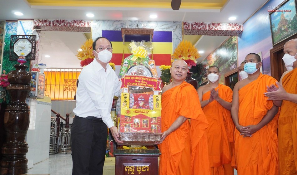 Ông Nguyễn Hồ Hải, Phó Bí thư Thành ủy TP.HCM tặng quà đến chùa Pothiwong Ông Nguyễn Hồ Hải, Phó Bí thư Thành ủy TP.HCM tặng quà đến chùa Pothiwong