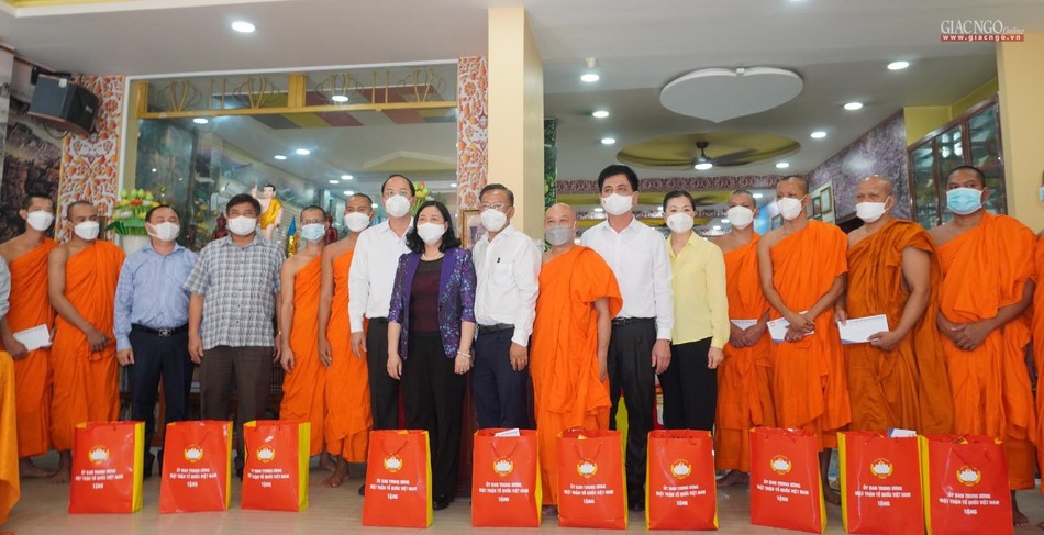 Tặng quà đến chư Tăng chùa Pothiwong, quận Tân Bình Tặng quà đến chư Tăng chùa Pothiwong, quận Tân Bình