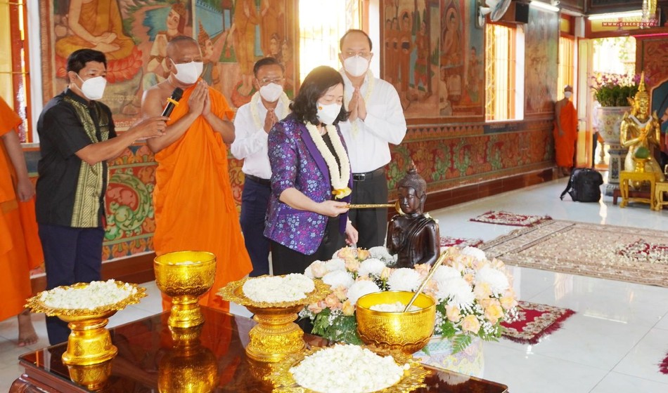 Thực hiện nghi thức Tắm Phật Thực hiện nghi thức Tắm Phật