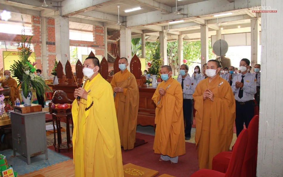 Đại đức Thích Quảng Tiến, Phó Trưởng ban kiêm Chánh Thư ký Ban Hướng dẫn Phật tử Trung ương, trụ trì chùa Thiên Chánh cùng chư tôn đức niêm hương tưởng niệm tại buổi lễ Đại đức Thích Quảng Tiến, Phó Trưởng ban kiêm Chánh Thư ký Ban Hướng dẫn Phật tử Trung ương, trụ trì chùa Thiên Chánh cùng chư tôn đức niêm hương tưởng niệm tại buổi lễ