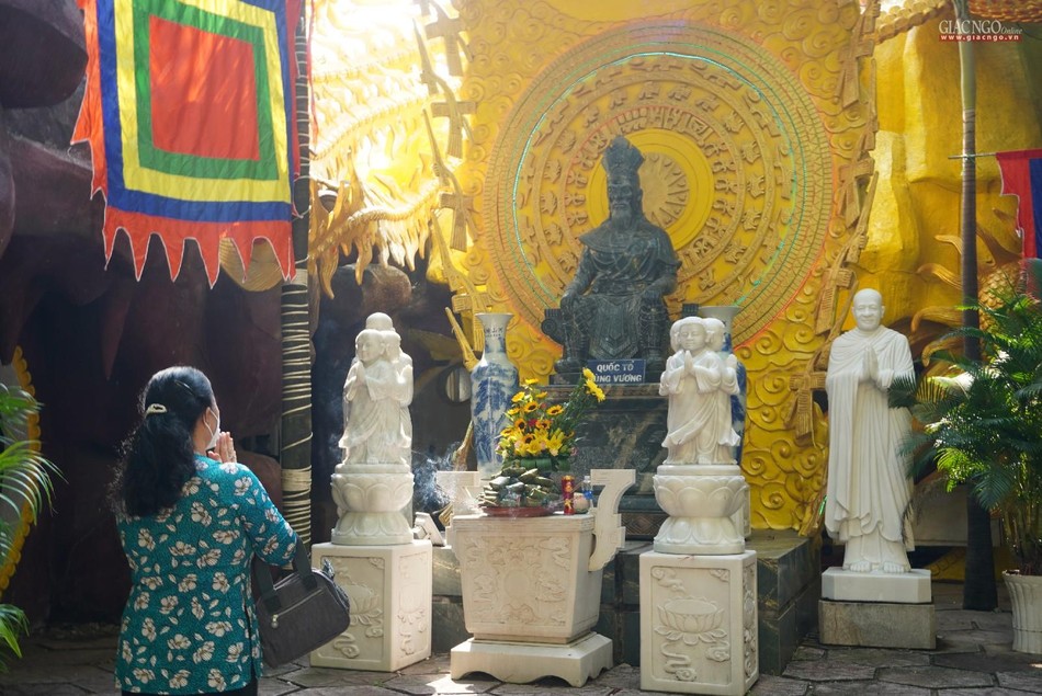 Phật tử về chùa Kỳ Quang 2 tưởng nhớ đến công lao của các Vua Hùng đã dựng nước và bao thế hệ đã giữ nước được độc lập, vẹn toàn Phật tử về chùa Kỳ Quang 2 tưởng nhớ đến công lao của các Vua Hùng đã dựng nước và bao thế hệ đã giữ nước được độc lập, vẹn toàn