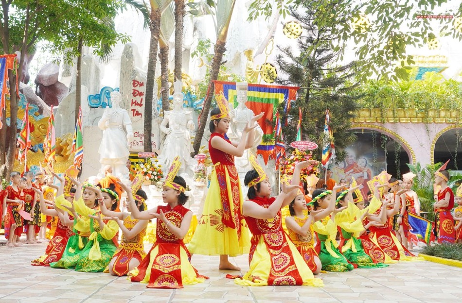 Các em nhỏ được nuôi dưỡng tại chùa Kỳ Quang 2 biểu diễn văn nghệ Các em nhỏ được nuôi dưỡng tại chùa Kỳ Quang 2 biểu diễn văn nghệ