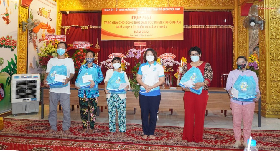 Chính quyền quận 3 tặng quà đến người Khmer khó khăn trên địa bàn quận 3 Chính quyền quận 3 tặng quà đến người Khmer khó khăn trên địa bàn quận 3