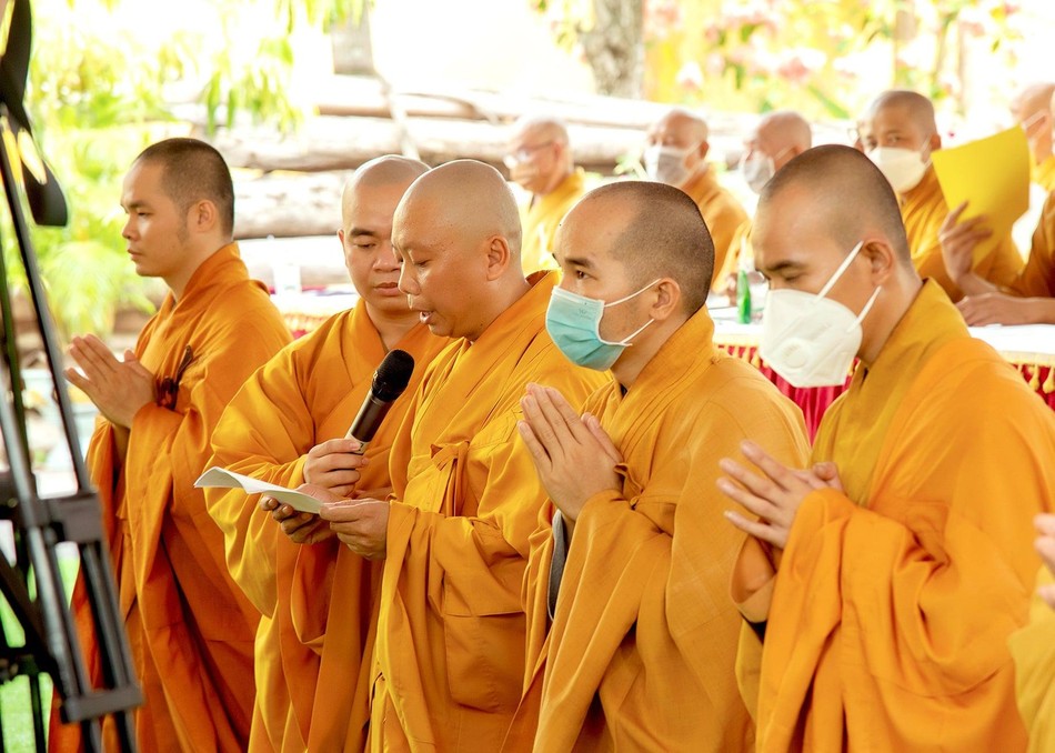 Đại đức Thích Thiện Hữu dâng lời phát nguyện Đại đức Thích Thiện Hữu dâng lời phát nguyện